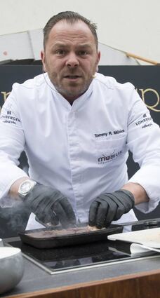 Tommy R. Möbius zaubert kulinarische Köstlichkeiten für die Besucher.