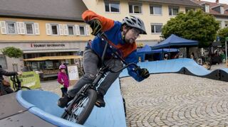 In der Dreikönigstraße zeigen BMX-Fahrer auf der eigens aufgebauten Pumptrack ihr Können, ihnen macht der Regen wenig aus.