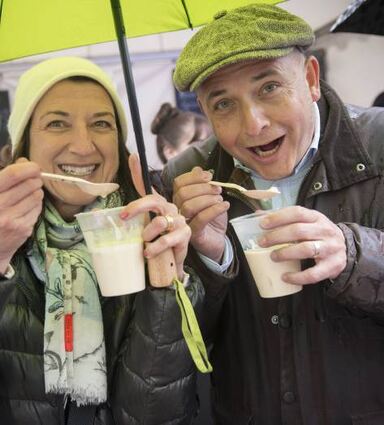 Anne-Marie Ludwig und OB Dr. René Pöltl genießen Spargelsuppe.