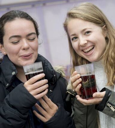 Mit Glühwein lässt es sich bei der Kälte aushalten.