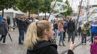 Die Kinder haben bei den Seifenblasen ihren Spaß. Die Künstler aus Hessen waren ein echter Hingucker.