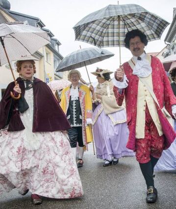 Auch der Kurfürstliche Hofstaat flaniert mit Regenschirmen.