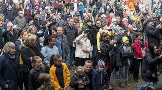 Mütze und Winterjacke: Die Besucher haben sich warm eingepackt – sind aber trotzdem in Scharen gekommen.