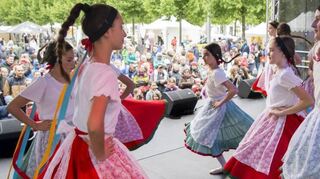 Elegant vertanzt: Die Kinder und Jugendlichen der Balletschule Benkeser zeigen ihr Können und halten sich so auf der Bühne warm.