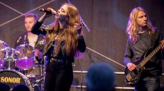 Die Jugendband „Black SoXX“ aus Oftersheim überzeugt mit rockigen Klassikern und coolem Auftritt.
