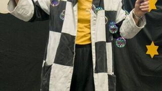 Der Clown Girotondoro bringt die Kinder zum Lachen.