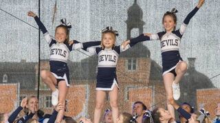 Die Mini Devils Cheerleaders zeigen schwierige Akrobatik.