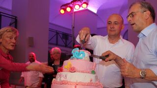Fast wie ein Ehepaar: Die beiden Stadtoberhäupter – Schwetzingens OB Dr. René Pöltl und sein französischer Kollege Jacques Lamblin aus Lunéville – schneiden die Torte zur „Goldenen Hochzeit“ der Städtepartnerschaft an.