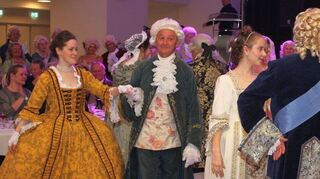 Ein Hauch Nostalgie gehört dazu – der Hofstaat aus Schwetzingen und seiner französisches Pendants zeigen tolle Tänze.