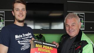 Toni Mang (r., fünffacher Weltmeister) und Nicolai Kraft (Trophy-Gewinner) machen Werbung für das Mai-Pokal-Revival.