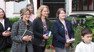 Die Jubelnden ziehen vom Josefshaus in die Kirche ein – gemeinsam mit dem Erstkommunikanten.