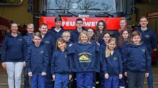 Eva Stojakowitsch (v. l., Jugendwartin), Sylvia Katheder, Fabian Recha, Jannik Stojakowitsch, Elias Seibert, David Neumann, Aliyah Rehm, Michelle Löffler, Emma Naumann, Barbara Vogel (Sparkasse), Rebecca Löffler und Markus Koch (Jugend-leiter), Silas Diegel (vorne, v. l.), Selma Grabovac, Melina Biber, Elisa Caravotta und Lukas Hoffmann freuen sich aufs Entenrennen.