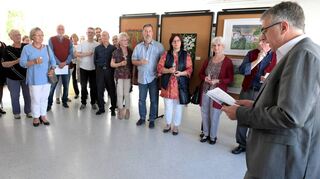Kunst und Wahl, das passt für Uwe Grempels gut zusammen: Der Bürgermeister (r.) begrüßt Künstler und Besucher bei der Eröff-nung der Ausstellung im Bürgerhaus, wo die Werke am Samstag und Sonntag viel Beachtung finden.