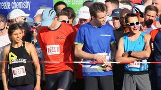 Marius Meyfarth (3. v. l.) steht ganz vorne an der Startlinie. Nach 14:46 Minuten kommt er auch als Erster ins Ziel.