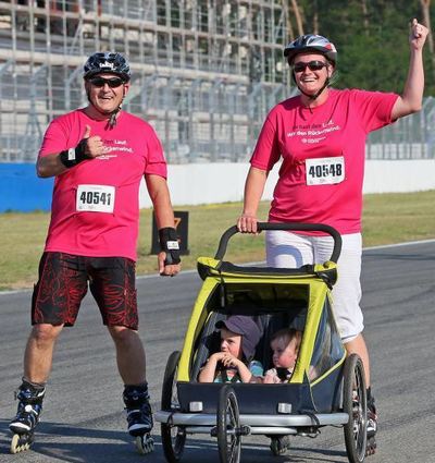 Als Familie sportlich unterwegs: René (l.) und Julia Chassein mit ihren Kindern auf der Strecke.