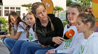 Moderatorin Jennie Sieglar (Mitte) interviewt die Hockenheimer „Plant-for-the-Planet“-Aktivistinnen Sophia (v. l.), Aline, Hannah und Lia live im Fernsehen über ihr Engagement für das Klima.