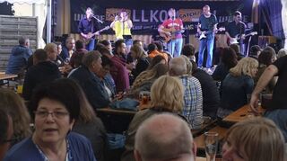 Unter dem schützenden Dach des Kleintierzuchtvereins herrscht bei der Musik von „Catch22“ tolle Stimmung.