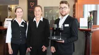 Hausdame Annette Muth (v. l.), Hoteldirektorin Susanne Urbanietz und Hotelfach-mann Pascal Nelissen sorgen gemeinsam mit weiteren Kollegen dafür, dass sich die Gäste im ACHAT-Hotel rundum wohlfühlen.