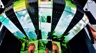 Kleiner Mann ganz groß: Ed Sheeran braucht außer Gitarre, Mikrofon und Loop Station nichts, um 100 000 Zuschauer in Stimmung zu bringen.