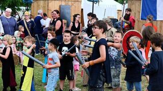 Mittelalter für die jungen Besucher: Die Schlacht der Kinder macht auch mit weichem Schwertersatz Spaß.