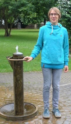 Patrick Alberti sucht Erfrischung am Brunnen im Gemeindepark. Die Grünanlage ist einer seiner Lieblingsplätze in Oftersheim.