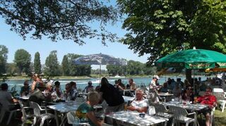 Gemütliches Beisammensein beim Sommerfest des Wassersportvereins am Bootshaus.