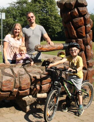 Kerstin und Christian Schnabel halten sich mit ihren Kindern Nico und Nora gerne in der Natur auf wie hier am Brunnen bei der Grillhütte.