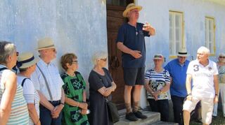 Der alte „Öxler-Hof“ – Wohnhaus und Stallungen – hat über 200 Jahre alte Ursprünge. Fritz Koch (auf den Stufen) erkärt sie den Schwetzingern.