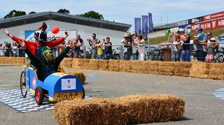 Sauber eingeparkt: Mario und Luigi alias Dennis und Marcel haben es geschafft. Das Team der „AGAA – Alte Gaußianer auf Abwe-gen“ sichert sich den Sieg beim Seifenkistenrennen.