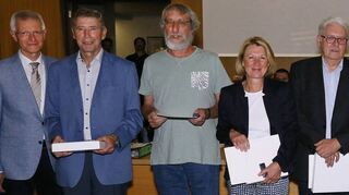 Oberbürgermeister Dieter Gummer (l.) und Bürgermeister Thomas Jakob-Lichtenberg (r.) würdigen Willi Keller, Michael Behr, Gabi Horn, Adolf Härdle, Klaus Zizmann, Fritz Rösch und Markus Fuchs.
