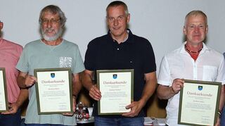 Abschied aus dem Gemeinderat: Klaus Zizmann (v. l.), Klaus Jahnke, Michael Behr, Stefan Weber und Jochen John werden dem neuen Gremium nicht mehr angehören und präsentieren ihre Dankurkunden.