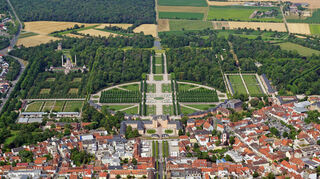 Schloss Schwetzingen:  Die Sommerresidenz der Mannheimer Kurfürsten ist ein Gesamtkunstwerk, das aus einem einstigen Jagdschloss entstand. Der Schlosspark gilt als Meisterwerk europäischer Gartenkunst. Jährlich mehr als eine halbe Million Besucher bewundern das Ensemble.