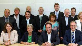 Der neue Gemeinderat nach der Verpflichtung (v. l.): Uwe Schmitt (CDU), Dr. Eva Gredel (CDU) Wolfram Gothe (CDU), Christian Mildenberger (CDU), Dr. Peter Paul Pott (GLB), Ulirke Grüning (GLB), Peter Frank (GLB), Bernd Kieser (CDU), Dagmar Krebaum (GLB), Michael Till (CDU), Hans Faulhaber (CDU), Bürgermeister Dr. Ralf Göck, Jens Gredel (FW), Heidi Sennwitz (FW), Klaus Pietsch (FW), Claudia Stauffer (FW), Ursula Calero Löser (FW), Thomas Zoepke (FW), Hans Hufnagel (SPD), Roland Schnepf (SPD), Pascal Wasow (SPD), Gabriele Rösch (SPD) und Selcuk Gök (SPD).