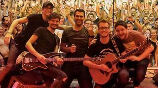 Patrick, Adrian, Kevin, Julian und Martin sind die „Who2ladies“, die gleich am ersten Abend beim „29er Musikfest“ die Bühne rocken.