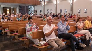 Trotz des frühen Abends und des herrlichen Wetters besuchten einige Gemeindemitglieder den Wahlgottesdienst live. In der ersten Reihe waren die Kirchengemeinderatsmitglieder auf ihre Namensnennung, um dann in geheimer Wahl abzustimmen.