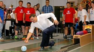 Bürgermeister Nils Drescher macht mit vollem Einsatz den ersten Wurf: Die frisch renovierte Kegelhalle bietet sowohl Spielern als auch Zuschauern ganz neue Möglichkeiten und soll zukünftig mit vielen Veranstaltungen präsentiert werden.