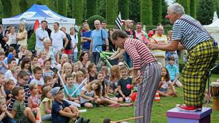 Das Kakerlaki-Clowntheater begeistert die Kinder bei der Orangerie.
