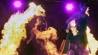 Licht aus, Feuer an: Bei den „Firedancern“ und ihrer Feuershow springt bei der Hirschgruppe der Funke direkt über.