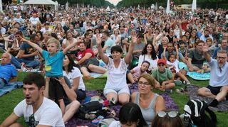 Jetzt wird’s gemütlich: Im Picknickbereich haben sich tausende Besucher ausgebreitet. Von dort ist nicht nur die Bühne an der Hirschgruppe einwandfrei zu sehen – auch das Feuerwerk zu späterer Stunde kann man dort entspannt genießen.