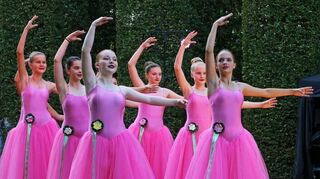 Ein Traum in Rosa: Die Ballerinas unter der Leitung von Barbara Benkeser-Hammerton tanzten 2022 vorm Apollotempel und pausieren in diesem Jahr aufgrund ihrer Auftritte im Herbst.