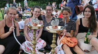 Geraldine (v. l.), Stefanie, Vanessa, Anne, Henrike und Antonia entspannen vor der Moschee mit einer Shisha.