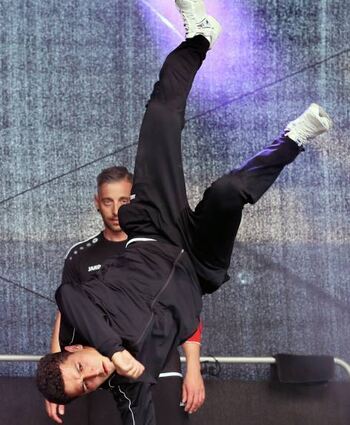 Bei der Breakdance-Show stehen die „Battle Toys“ Kopf.