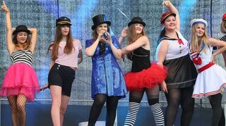 Kunterbunt: Das Ensemble „Complete in Motion“ präsentiert viele Filme als Musicals bei der Hirschgruppe.