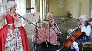 Den ganzen Abend spielt das Barock-ensemble „Agua Viva“ am Zirkelsaal.