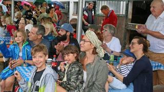 Das Publikum beim Reitturnier: Bestens versorgt feuert es die Akteure an.
