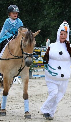 Amelie Annemarie Moser (4 Jahre, RG Bruchhäuserhof Sandhausen) reitet als süße Eisprinzessin auf „Amor“.