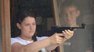 Roxana Gulde mit der Luftpistole.