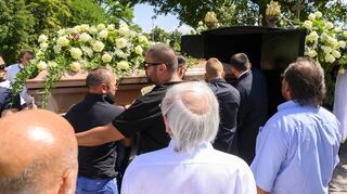 Die Speyerer Familie Kwiek erweist einem verstorbenen Familienmitglied eine ungewöhnliche Ehre und bringt den Sarg mit einer Pferdekutsche zum Friedhof.