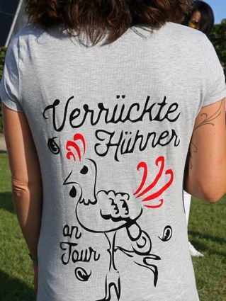 Auch die „verrückten Hühner“ haben im Schlossgarten Spaß.
