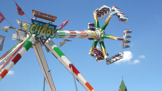 Die Rummel-Attraktion "Chaos" lockt auf das Ketscher Festgelände zum 68. Backfischfest.